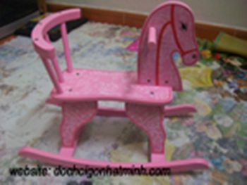 Ngựa gỗ bập bênh màu hồng